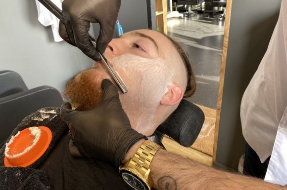 Salon de barbier pour un rasage traditionnel au gel Tavaux